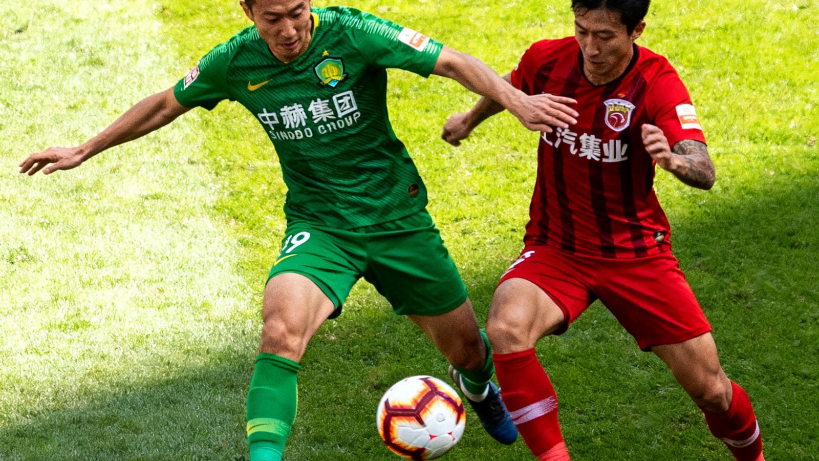 欧洲五大联赛与中超赛场上的激烈对抗瞬间,球员在绿茵场上奋力拼抢的合成画面