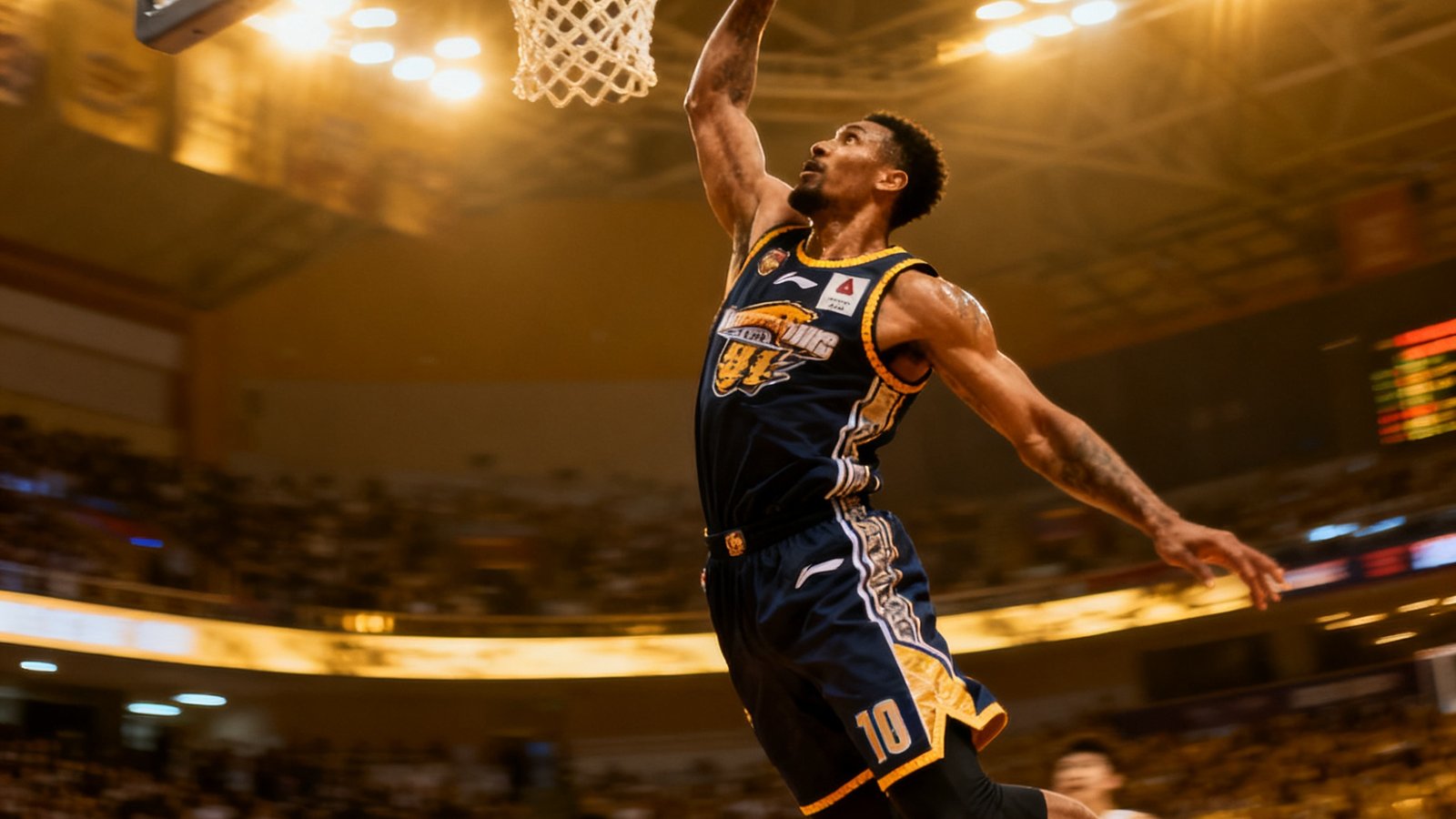 NBA与CBA篮球赛事中球员飞身扣篮的精彩定格画面,展现力量与技巧的完美结合